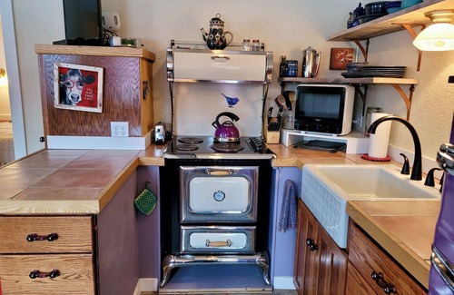Winthrop Apartment | Charming Purple Sage 'Boardwalk' Apt located in downtown Winthrop, WA!