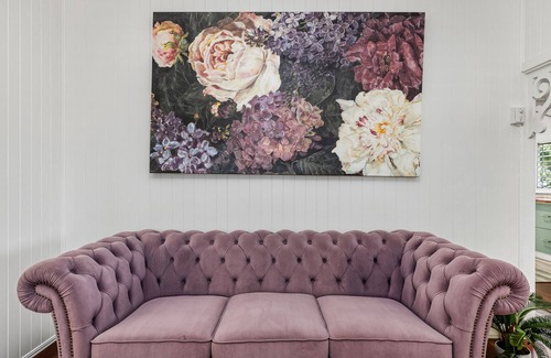 Mundingburra Apartment | Charming Queenslander Retreat in Leafy Mundingburra – Private Upstairs Stay