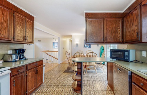 East Harwich House | Charming ranch home with fast WiFi, central air conditioning, & a washer/dryer
