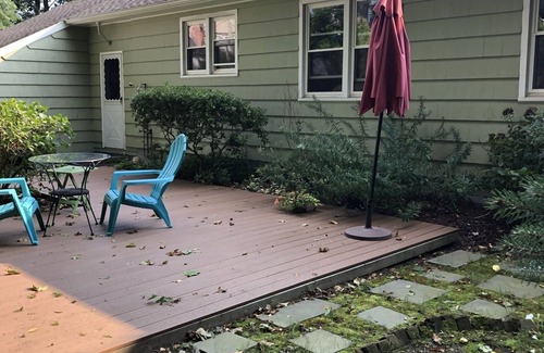 New London House | Charming ranch with 3 private beaches just steps away. Quiet street, back patio