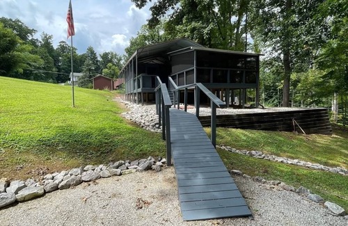 Rocky Top House | Charming rental in Rocky Top, TN-walking distance to Norris lake and marina!
