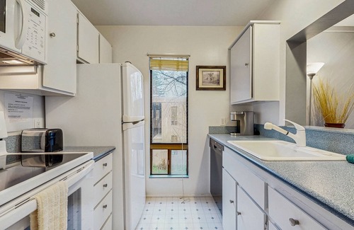 Warm Springs Condo | Charming Resort Condo with Shared Hot Tub - Walking Distance to Ski Lifts