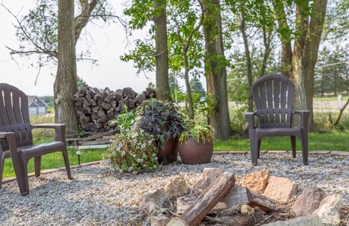 Pella House | Charming retreat with firepit near Central College, bike path, Lake Red Rock