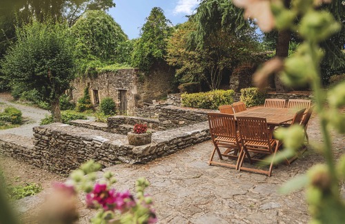 Rouez Cottage | Charming Riverside Cottage with Fishing & Wifi, Near Historic Sites