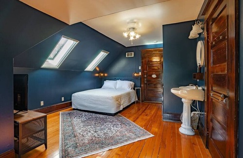 Broadway Hotel | Charming Room in Historic Inn with Parking - Rm 8