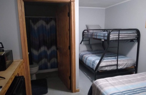 Hemphill House | Charming Room in peaceful Hemphill with WiFi, AC and a before of Toledo Bend