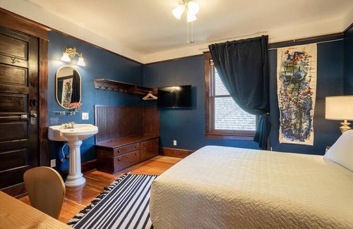 Broadway Hotel | Charming Room in Victorian BnB Parking Avail - Rm3