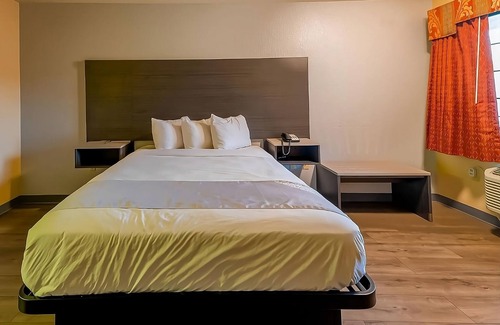Sweet Home Hotel | Charming Room next to La Terraza Mexican Grill with Outdoor Pool & Parking