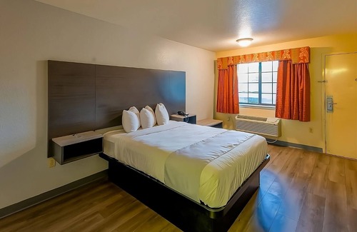 Sweet Home Hotel | Charming Room next to La Terraza Mexican Grill with Outdoor Pool & Parking
