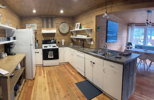 Gimli Cabin | Charming Rustic 4 Season-Cottage in Gimli. Great for Hunting or fishing trips