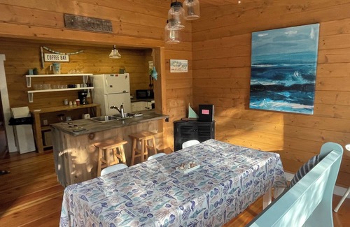 Gimli Cabin | Charming Rustic 4 Season-Cottage in Gimli. Great for Hunting or fishing trips