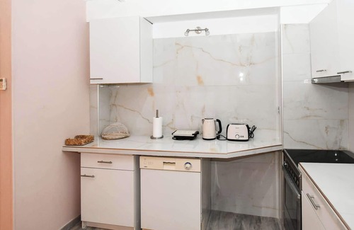 Mitilinii Apartment | Charming Samos Escape with a Jacuzzi and a Balcony