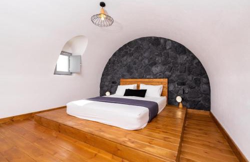 Perissa Villa | Charming Santorini Villa 2 Bedrooms Premium Villa Private Heated Pool & Refined Interior Perissa