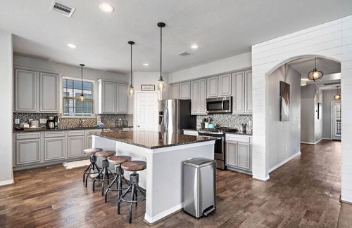 El Lago House | Charming Seabrook Retreat, Close to the Bay