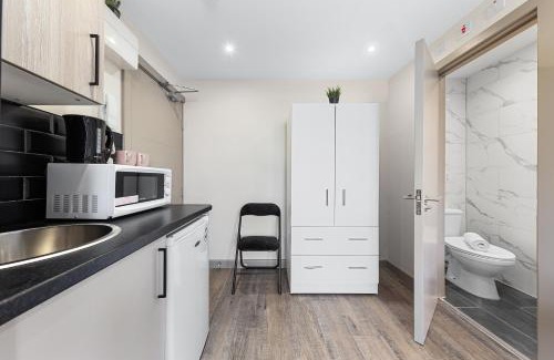 Harrow Weald House | Charming Serviced Ensuite Modern Studio - Sleeps 2 - Near Wembley Stadium - Good Transport Link to Central London - Harrow HA3