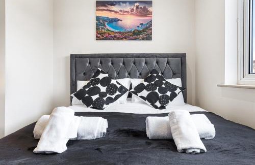 Harrow Weald House | Charming Serviced Ensuite Modern Studio - Sleeps 2 - Near Wembley Stadium - Good Transport Link to Central London - Harrow HA3