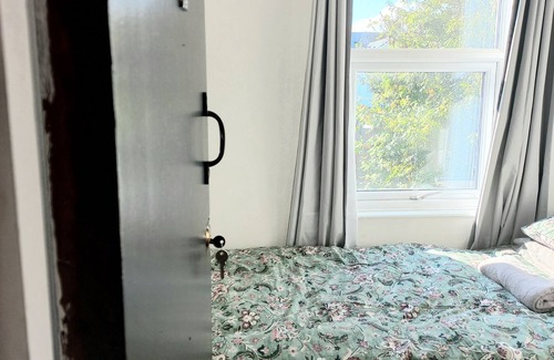 Tottenham Bed & Breakfast | Charming Single Bedroom Ensuite London.