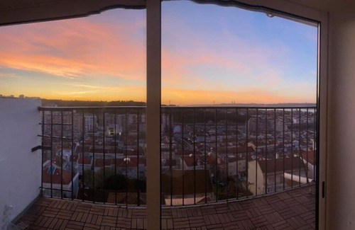 Falca Apartment | Charming Single or Twin Room with Balcony and sublime View of the Tagus