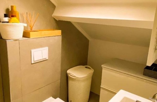 Falca Apartment | Charming Single or Twin Room with Balcony and sublime View of the Tagus