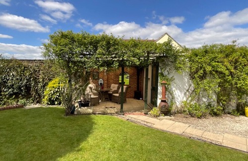 Clanfield Apartment | Charming & Spacious Family Retreat with South-Facing Garden