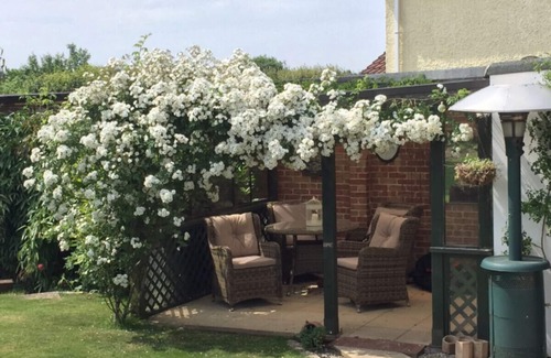 Clanfield Apartment | Charming & Spacious Family Retreat with South-Facing Garden