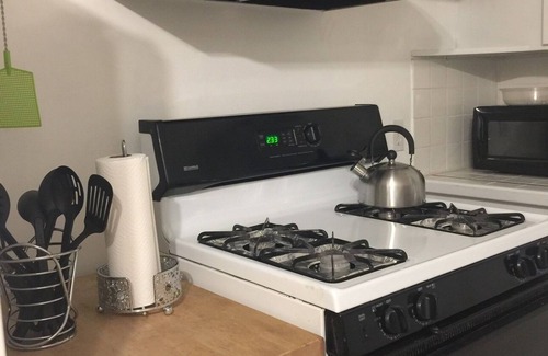 Cleveland House | Charming Stone Cottage-20 min to CCF/CWRU/UH