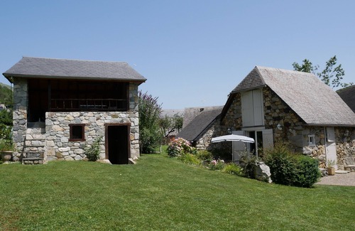 Aucun Cottage | Charming stone house with fireplace, ideal for coocooner
