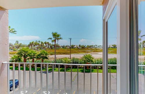 South Padre Island Apartment | Charming studio near the beach with pool, hot tub & fast WiFi -snowbird-friendly