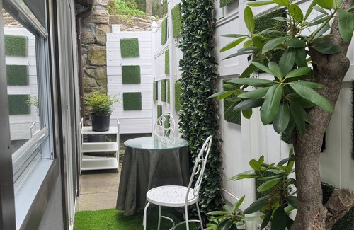 Cos Cob Cottage | Charming Studio-Cottage with WiFi & TV free parking in Greenwich