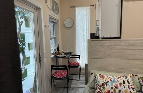 Cos Cob Cottage | Charming Studio-Cottage with WiFi & TV free parking in Greenwich