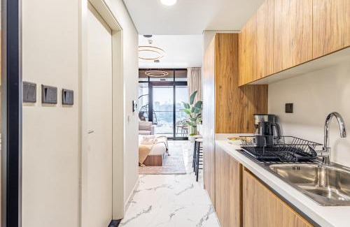 Abu Dhabi Apartment | Charming Studio - Full Canal Views - 5 min walk from ADGM, Cleveland and Galleria - Perfect for Corporate Travelers - Big Balcony - Heart of Maryah Island