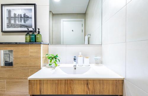 Abu Dhabi Apartment | Charming Studio - Full Canal Views - 5 min walk from ADGM, Cleveland and Galleria - Perfect for Corporate Travelers - Big Balcony - Heart of Maryah Island