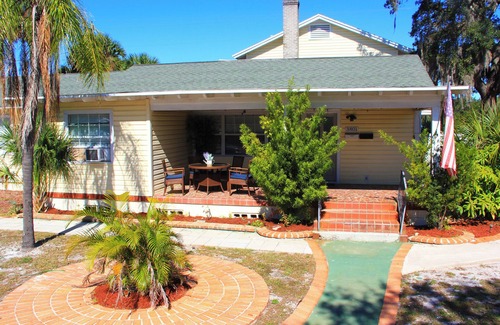 United Central Apartment | Charming studio in with shared Pool & backyard in sereneSt. Pete with WiFi, AC