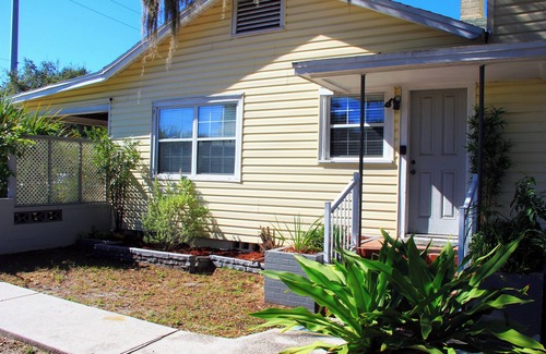 United Central Apartment | Charming studio in with shared Pool & backyard in sereneSt. Pete with WiFi, AC