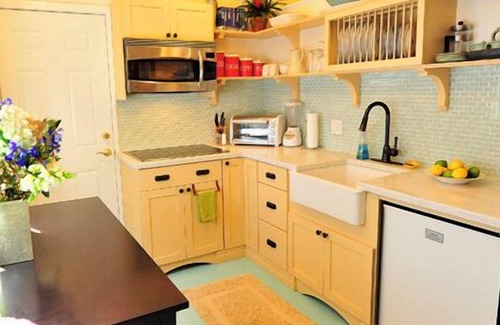 Old Town Apartment | Charming Studio in Historic Key West, 5-Min Bike Ride to Beach & Bikes Included!