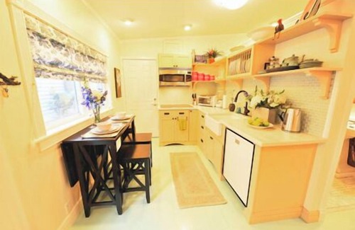 Old Town Apartment | Charming Studio in Historic Key West, 5-Min Bike Ride to Beach & Bikes Included!