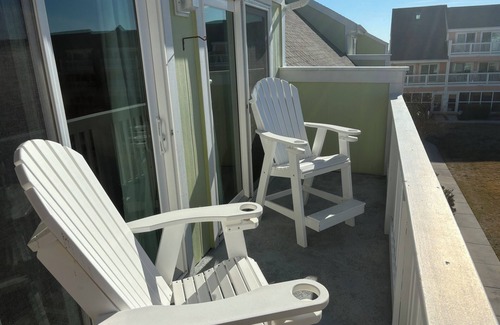 Emerald Isle Apartment | Charming studio in lovely Emerald Isle with beach access
