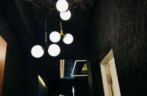 Gomti Nagar Apartment | Charming studio with AC and WiFi in pleasant Lucknow