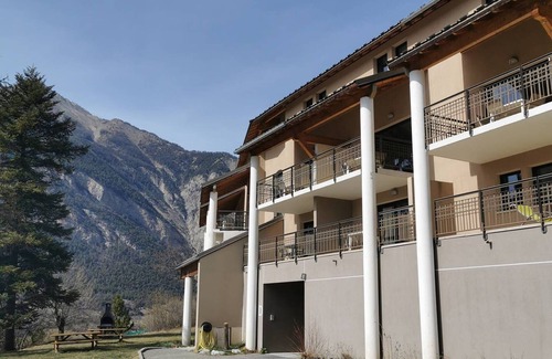 Jausiers Apartment | Charming Studio with Pool, Sauna, and Terrace in Scenic Valley of Ubaye – Sleeps 4