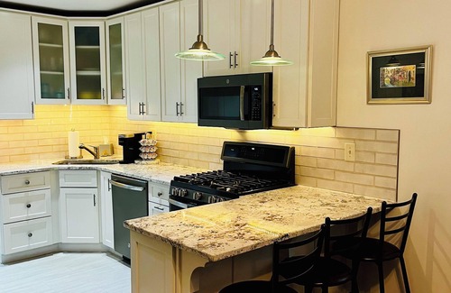 Mount Lookout House | Charming Stylish 5 Star Hyde Park Home in Cincinnati
