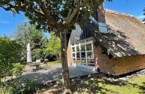 Skaverup House | Charming thatched cottage near the water