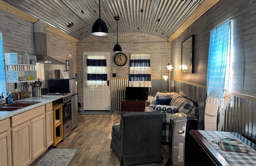 Pangburn Cabin | Charming tiny home in delightful Pangburn near Little Red River - pet friendly