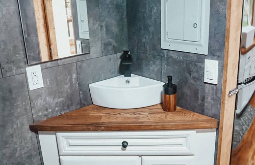 Milton Cottage | Charming Tiny Home in Pace Near Downtown and Pensacola Beach, 2 min from Walmart