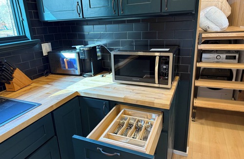 Crouse House | Charming Tiny Home with 1 bedroom and 2 lofts and WiFi, AC in wonderful Dallas.