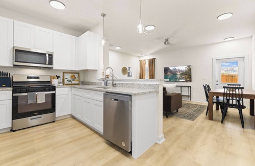 Castroville House | Charming Townhome + Sea World + Lackland + Pickleball Courts