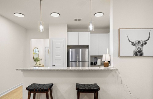 Castroville House | Charming Townhome + Sea World + Lackland + Pickleball Courts