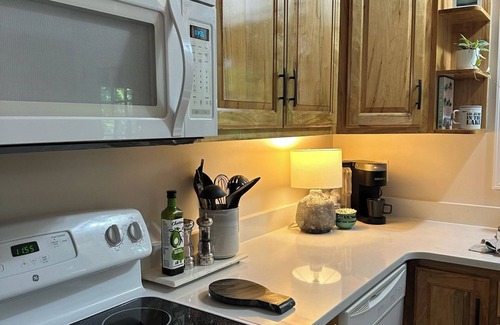 Smithville Cabin | Charming Treehouse cabin with WiFi, Hot tub, Firepit in marvelous Smithville