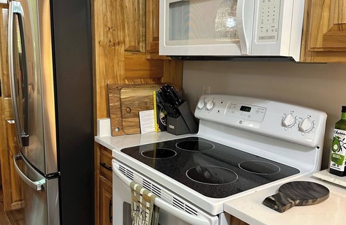 Smithville Cabin | Charming Treehouse cabin with WiFi, Hot tub, Firepit in marvelous Smithville