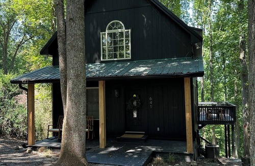 Smithville Cabin | Charming Treehouse cabin with WiFi, Hot tub, Firepit in marvelous Smithville