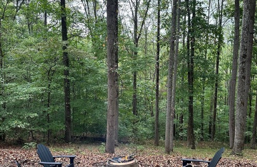 Smithville Cabin | Charming Treehouse cabin with WiFi, Hot tub, Firepit in marvelous Smithville